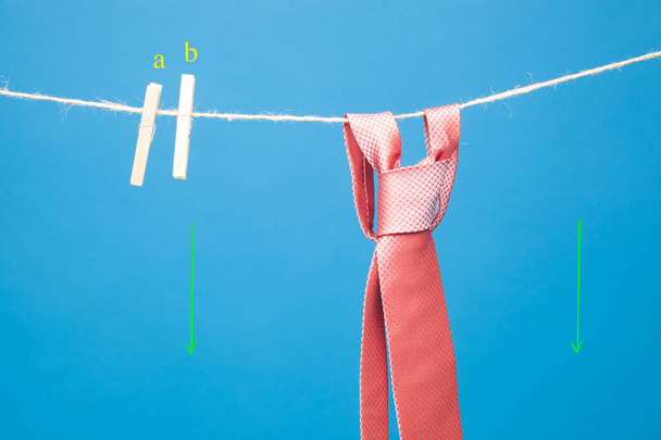Binden met klassieke Knot, hing op een touw en vastgemaakt door houten wasknijpers om kleren op te hangen - Foto, afbeelding