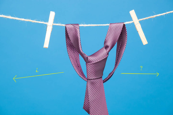 Klasik düğüm ile kravat, bir halat üzerinde asılı ve giysi asmak için ahşap clothespins tarafından bağlanmış - Fotoğraf, Görsel