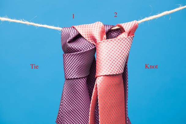 Kravatu s klasickým uzlem, zavěšený na laně a připevněná dřevěnými pláty k pověšení šatů - Fotografie, Obrázek