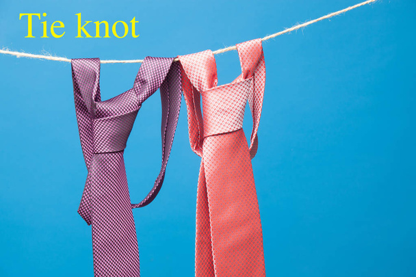 Kravatu s klasickým uzlem, zavěšený na laně a připevněná dřevěnými pláty k pověšení šatů - Fotografie, Obrázek