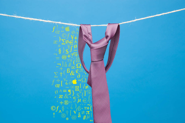 Sido klassinen solmu, ripustettu köyteen ja kiinnitetty puisilla pyykkitappeilla ripustaa vaatteita
 - Valokuva, kuva