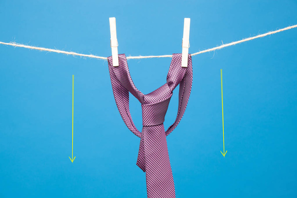Klasik düğüm ile kravat, bir halat üzerinde asılı ve giysi asmak için ahşap clothespins tarafından bağlanmış - Fotoğraf, Görsel