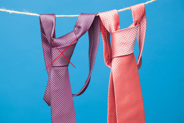 Cravatta con nodo classico, appesa a una corda e fissata da mollette di legno per appendere i vestiti
 - Foto, immagini