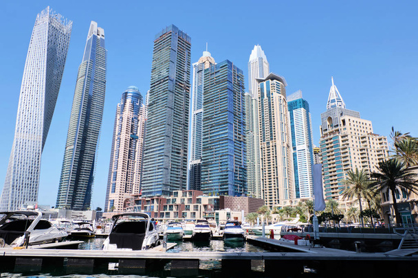 Dubai paisaje urbano a la luz del día
 - Foto, imagen