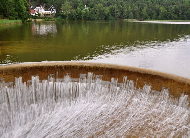 Acqua che scorre sulla diga
 - Foto, immagini