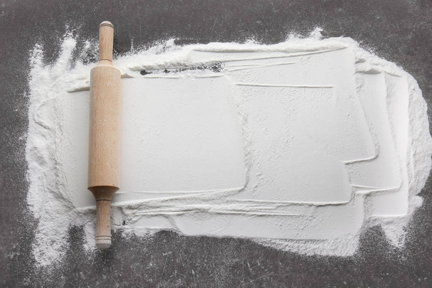 Flour with rolling pin on grey background - Foto, Imagem
