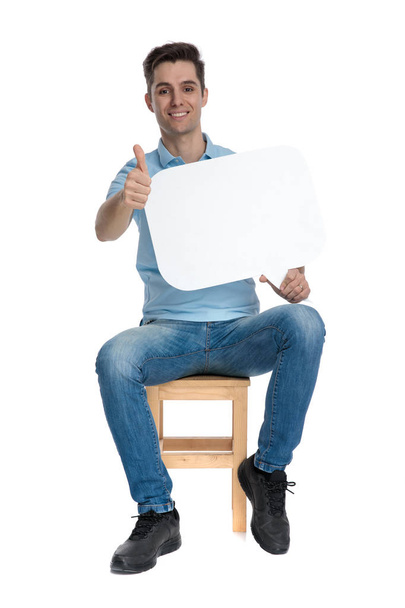 Happy casual guy gesturing ok and holding a speech bubble - Foto, Bild