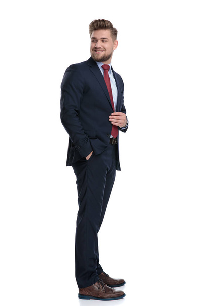Vista lateral de un hombre de negocios guapo riendo
 - Foto, imagen