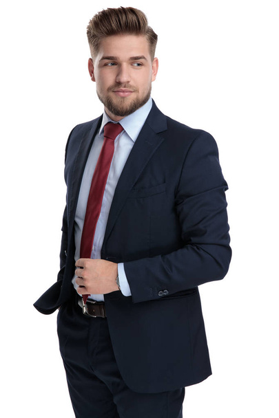 Homem de negócios determinado ajustando sua gravata
 - Foto, Imagem