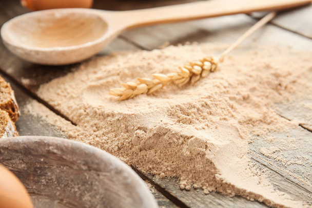 Heap of flour on wooden table - Foto, Imagem