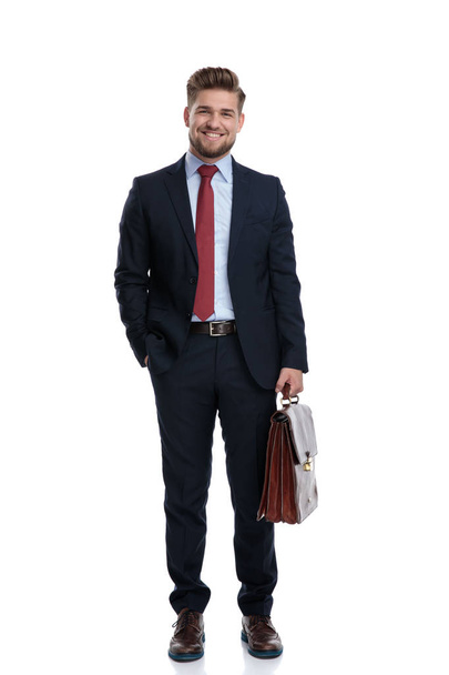 Homme d'affaires joyeux posant avec sa mallette et riant
  - Photo, image