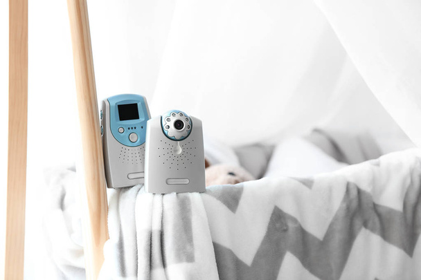 Video baby monitor sulla culla in camera
 - Foto, immagini