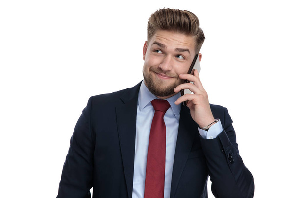 Divat üzletember beszél a telefonján, és mosolyogva  - Fotó, kép