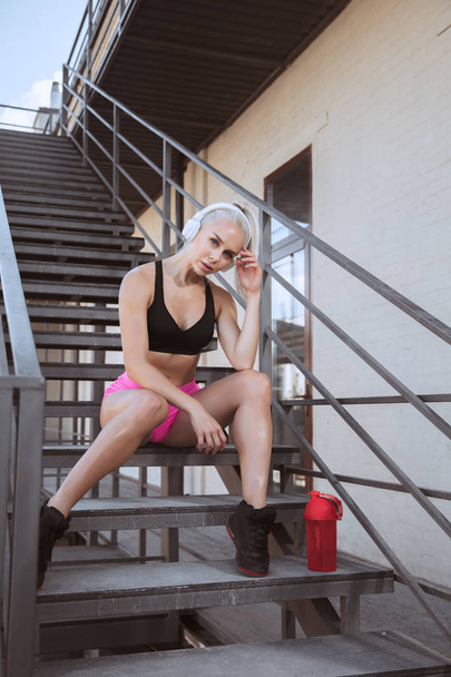 A young athletic woman working out on a stairs outdoors - Foto, Imagen