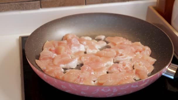 Morceaux de poitrine de poulet hachés sur une poêle à la maison cuisine, vue rapprochée
. - Séquence, vidéo