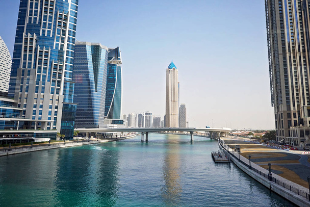 Dubai City το πρωί με ποτάμι και γέφυρα - Φωτογραφία, εικόνα