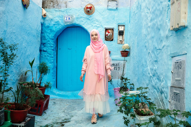 Turista na modré ulici v Chefchaouen, Maroko - Fotografie, Obrázek