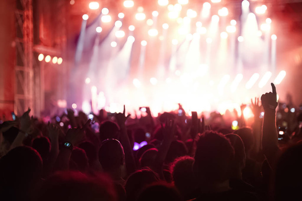 Картина танцевальной толпы на музыкальном концерте
 - Фото, изображение