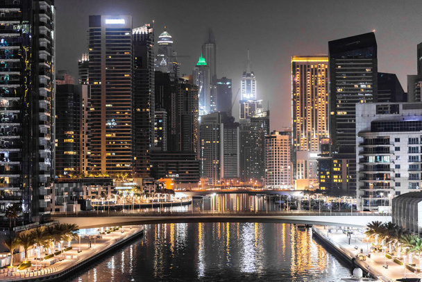 Сучасний вигляд у Дубаї вночі, Об'єднані Арабські Емірати - Фото, зображення
