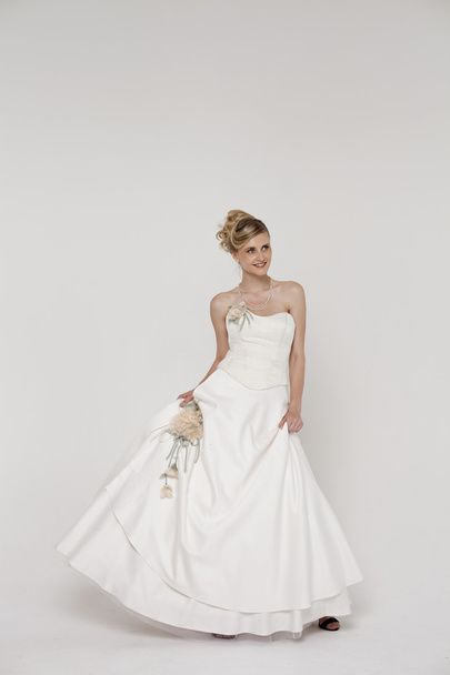 Bride wearing luxurious wedding dress - Фото, зображення