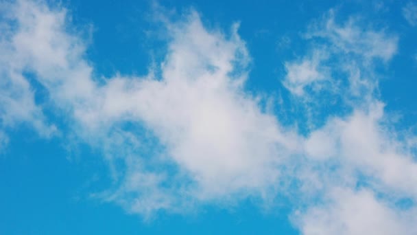 άσπρα σύννεφα στον γαλάζιο ουρανό - Πλάνα, βίντεο