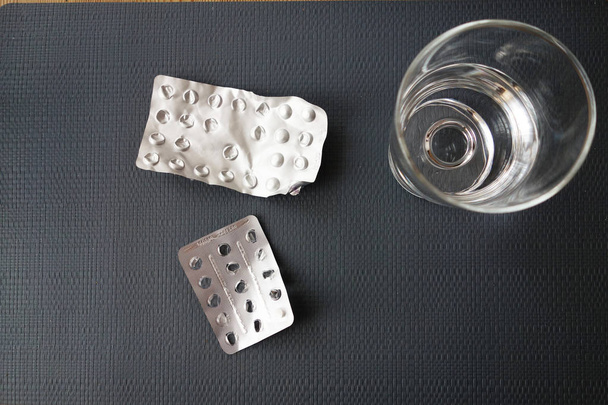 puchýři léků a sklenice vody - Fotografie, Obrázek