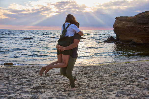 couple affectueux à la plage du lever du soleil. beau fond romantique amour
 - Photo, image