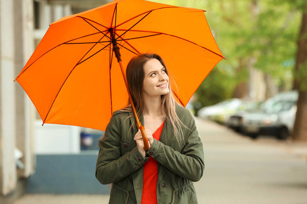 Schöne junge Frau mit Regenschirm im Freien - Foto, Bild