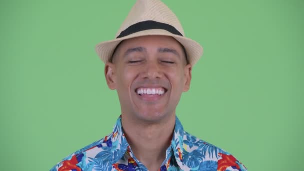 Gesicht eines glücklichen multiethnischen Touristenmannes, der lächelt - Filmmaterial, Video