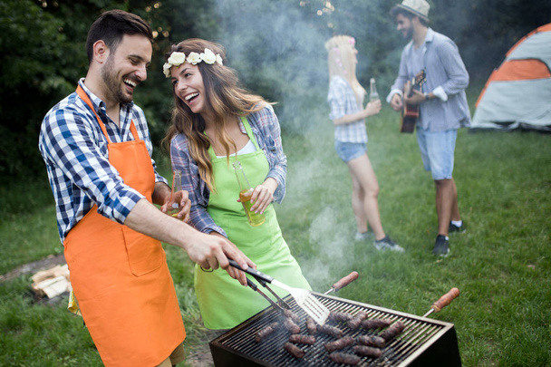 Groupe d'amis faisant barbecue dans la nature. Manger et partager des émotions positives
 - Photo, image