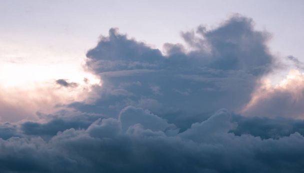 bellissime nuvole al tramonto, nuvole scure di cumulo
, - Foto, immagini