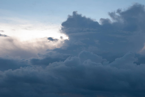 hermosas nubes al atardecer, nubes de cúmulos oscuras
, - Foto, Imagen