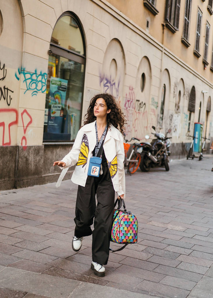 Olaszország Milánó Fashion Week férfi tavaszi/nyári 2020 utca snap - Fotó, kép