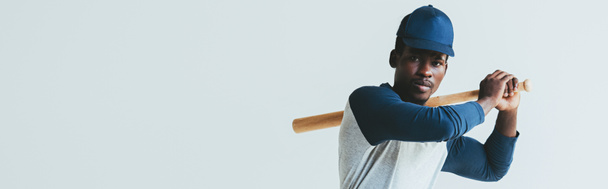 panoramische foto van Afro-Amerikaanse sportman met honkbalknuppel geïsoleerd op grijs - Foto, afbeelding