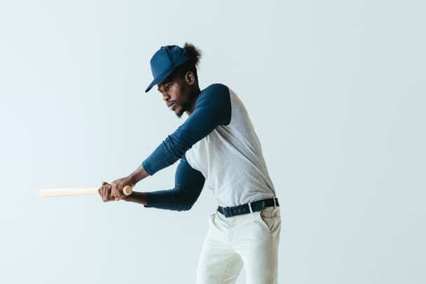 serio sportivo afroamericano che gioca a baseball isolato sul grigio
 - Foto, immagini