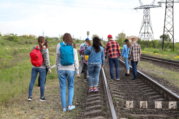 Grupo de inmigrantes ilegales que caminan por vías férreas
 - Foto, imagen