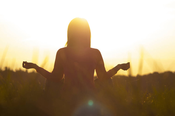 serenità e pratica yoga al tramonto
 - Foto, immagini