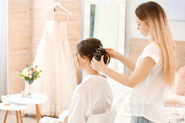 professioneller Friseur arbeitet mit junger Braut zu Hause - Foto, Bild