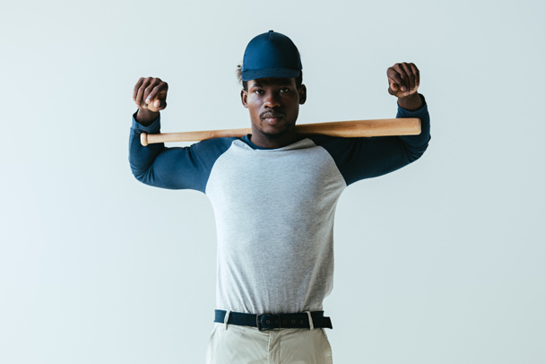 confiado deportista afroamericano con bate de béisbol mirando a la cámara aislada en gris
 - Foto, Imagen