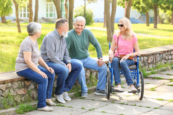 Grupa osób starszych w parku - Zdjęcie, obraz