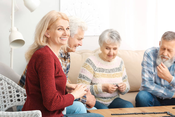 Щасливі літні люди проводять час разом у будинку престарілих
 - Фото, зображення