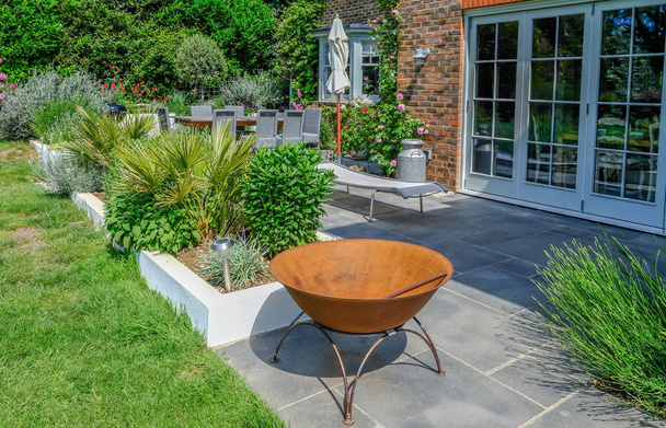 Moderno patio contemporaneo in un giardino di campagna inglese
. - Foto, immagini