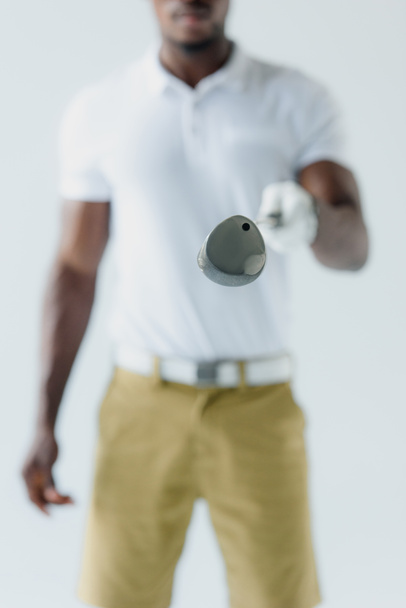 foco seletivo do esportista afro-americano mostrando clube de golfe isolado em cinza
 - Foto, Imagem