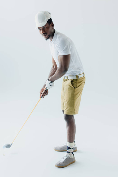 szép afro-amerikai sportember golfozni a szürke háttér - Fotó, kép