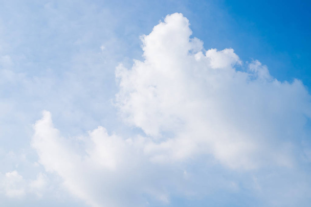 青空の背景、青空と白いclを持つ美しい雲 - 写真・画像