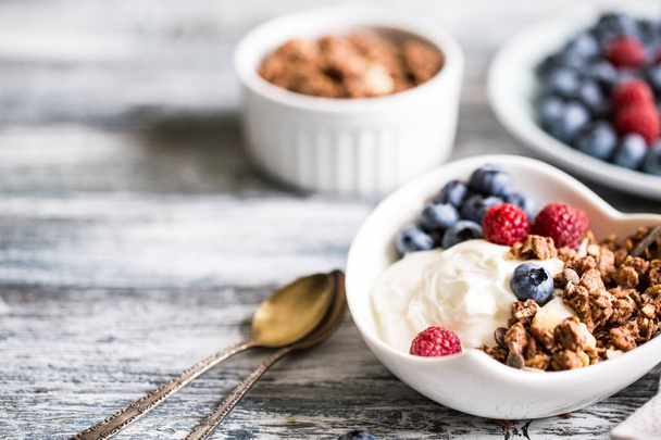 Grecki jogurt, jagody, maliny i Granola w białym bo - Zdjęcie, obraz