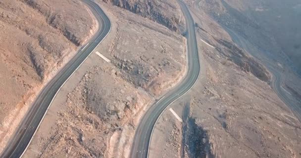 Sivatagi hegyi út a Jebel jais hegyen az Egyesült Arab Emírségekben légi úton - Felvétel, videó