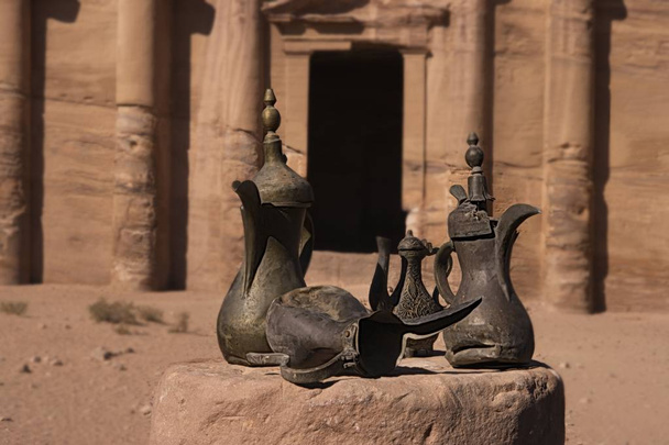 Starověký arabský - beduínské sklenice a džbány, aby se voda, káva a čaj - Fotografie, Obrázek