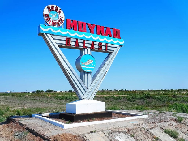 σοβιετική πινακίδα στο δρόμο που δίνει καλωσόρισμα στο Moynaq, Ουζμπεκιστάν - Φωτογραφία, εικόνα