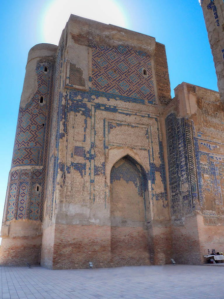 Az Ak-Saray gigantikus portálja (más néven Fehér Palota). Ősi romok Shahrisabzban, Üzbegisztánban - Fotó, kép